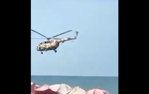 شاهد بالفيديو.. مروحيات عسكرية تتبع ميليشيا ايران تحلق في سماء البحر الاحمر