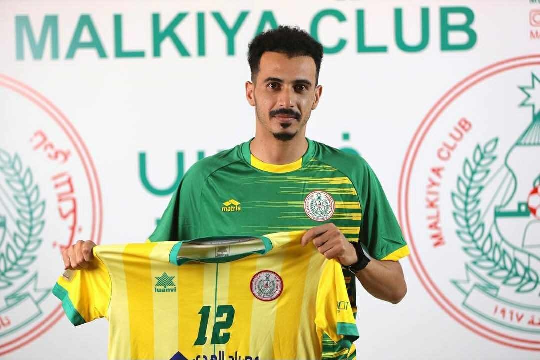 لاعب يمني يصل إلى البحرين للاحتراف في نادي المالكية