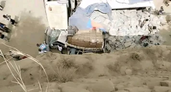 إصابة امرأة اثر انقلاب شاحنة محملة بالاسمنت على باص ركاب في تعز