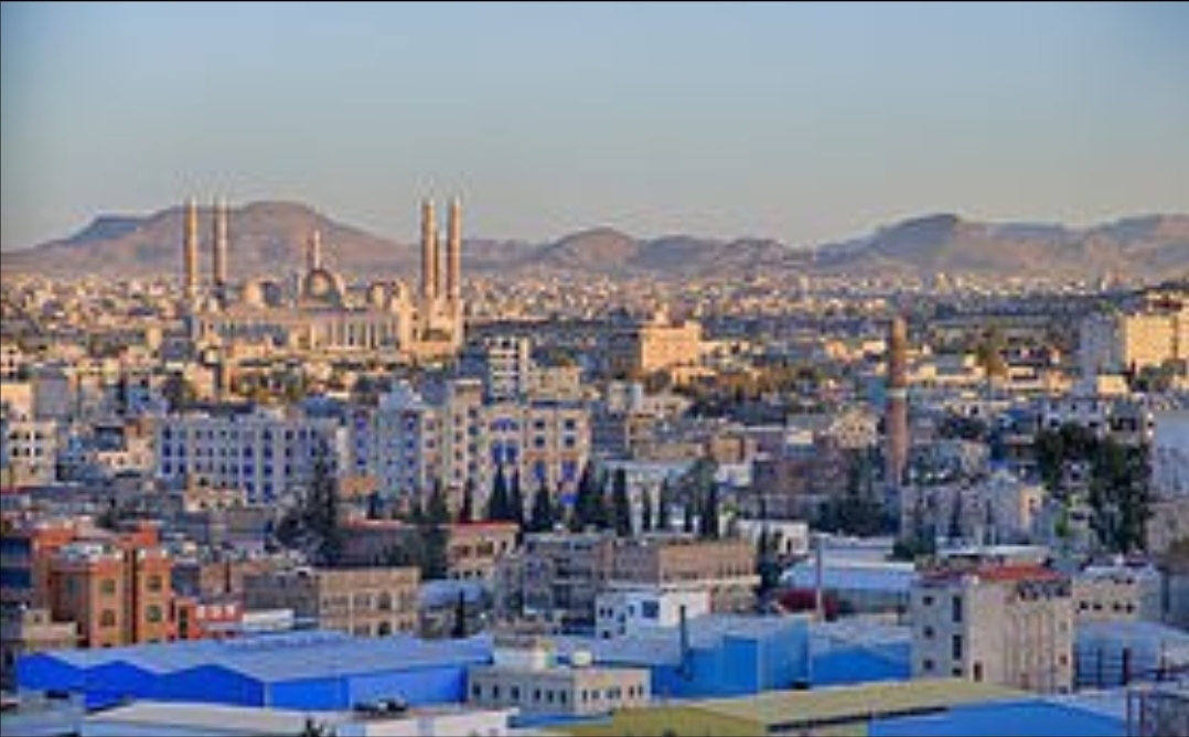 بعد أن "بلغ السيل الزبى"مواطن يمني يحرق نفسه أمام محكمة بني الحارث بصنعاء