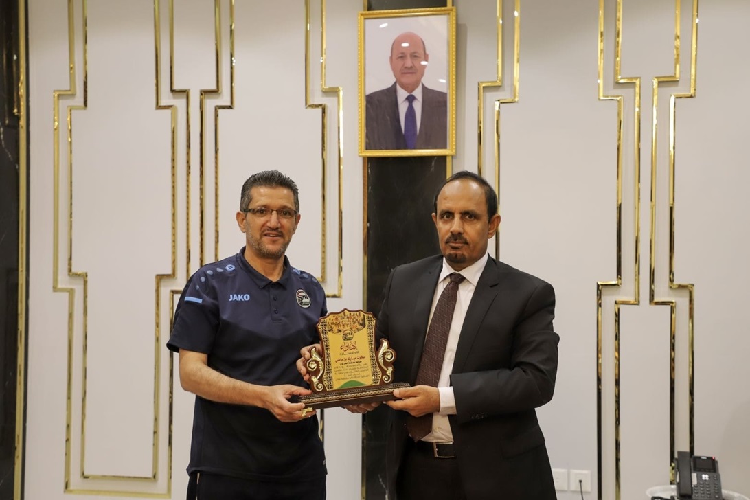 بعثة منتخب اليمن للناشئين تُكرّم محافظ حضرموت لدعمه انجاح معسكر بالمكلا 