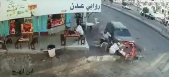 سيارة تدهس 3 مواطنين أثناء تناولهم الفطور في عدن - (فيديو) 