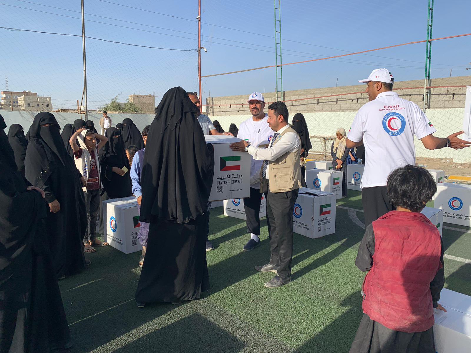 هلال الكويت يوزع مساعدات على 4 آلاف أسرة باليمن