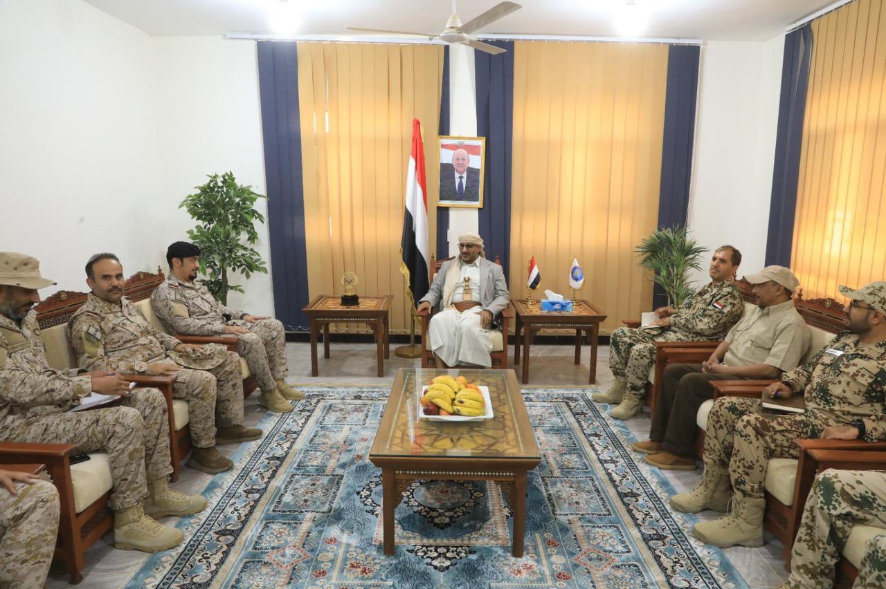 العميد طارق صالح يستقبل وفداً عسكرياً سعودياً رفيعاً ويبحثان ردع تهديدات ميليشيا الحوثي