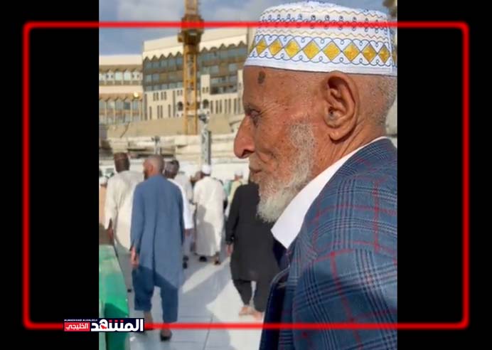 معتمر يمني من داخل بيت الله الحرام إعجاباً بما تقدمه السعودية: مابوش دولة تعمل مثل هذه الدولة