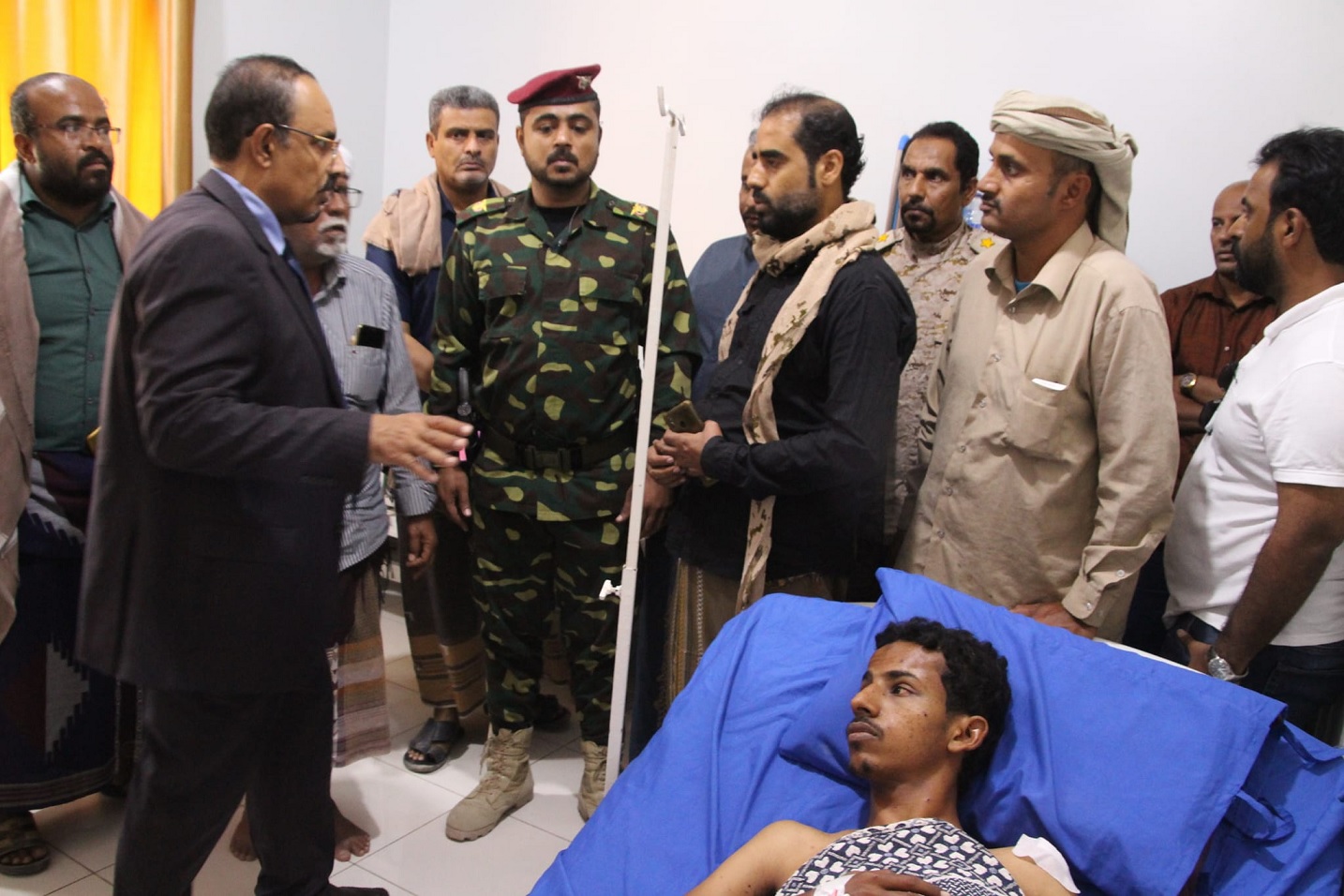 محافظ حضرموت يوجه بتكفّل المحافظة بعلاج جرحى حادث مسجد الزيار 