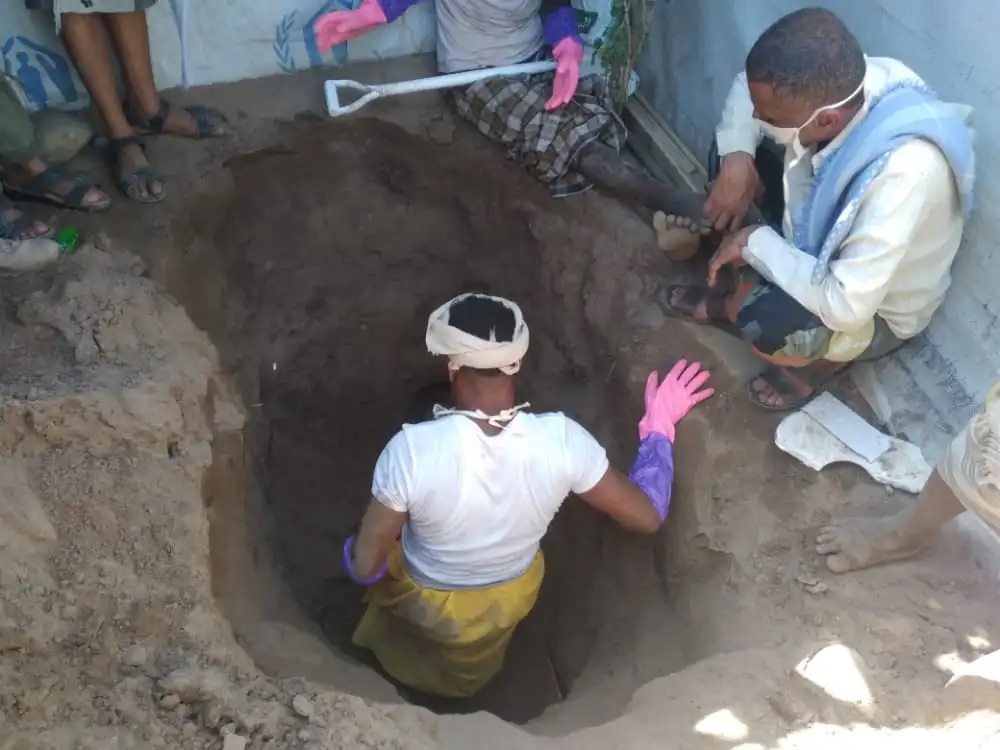 نازح يقتل زوجته ويدفنها تحت خيمته وينام على قبرها جنوب اليمن (تفاصيل مروعة+صور)