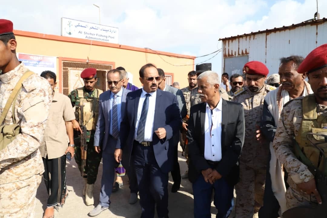 محافظ حضرموت يطلع على نشاط وصعوبات ميناء الشحر السمكي