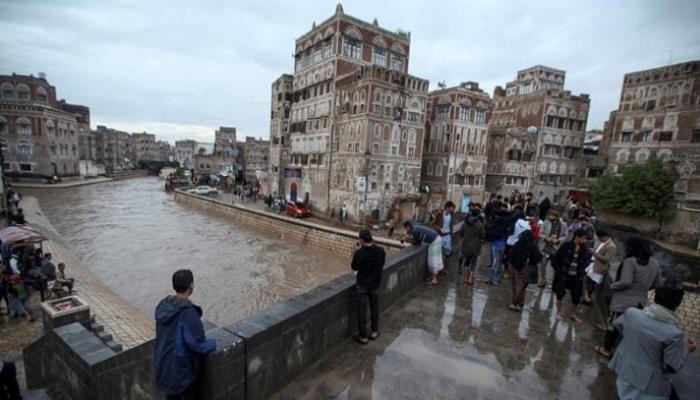 انتشال طفل لقي حتفه غرقاً داخل حفرة ممر سيل شمال صنعاء