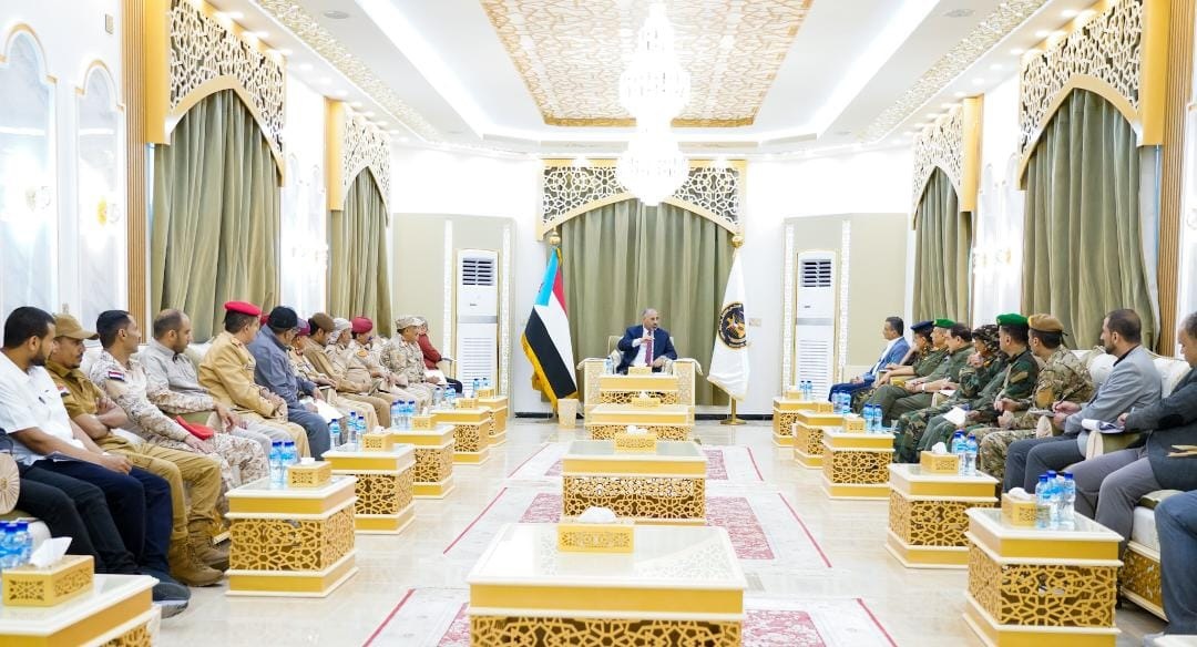 الزبيدي يرأس اجتماعاً للقادة العسكريين والأمنيين في عدن ويشدد على رفع التنسيق العملياتي بين جميع الوحدات