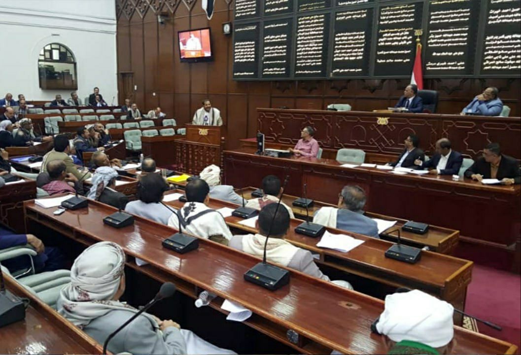 صفعات وعراك بالأيدي داخل برلمان صنعاء بسبب المرتبات