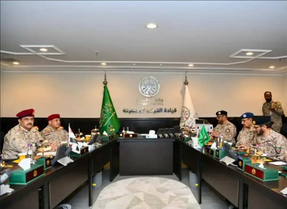 وزير الدفاع ورئيس هيئة الأركان يستعرضان طبيعة الموقف العسكري في جبهات القتال المختلفة