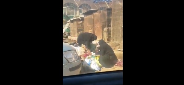شاهد بالفيديو.. امرأتان في صنعاء تبحثان في أكوام القمامة عن أكل يسد جوع أطفالهما
