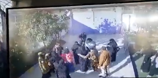 شاهد بالفيديو.. "زينبيات" يقتحمن مدرسة في صنعاء ويعتدين على المعلمات بالهراوات وعصي الكهرباء