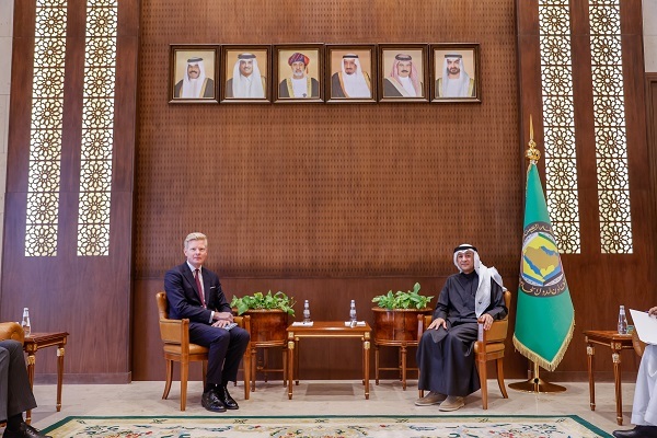 أمين عام "الخليجي" يلتقي المبعوث الاممي ويدعو إلى ضغط دولي على الحوثيين للانخراط في عملية سياسية لحل أزمة اليمن