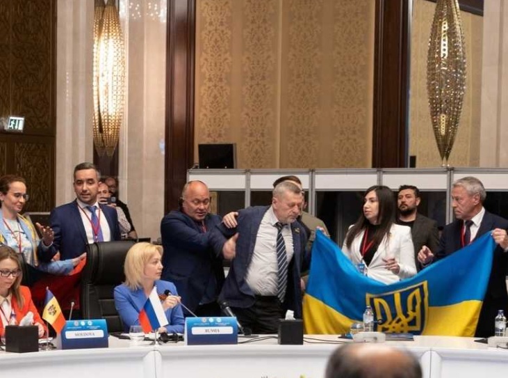 شاهد بالفيديو.. شجار وعراك بالايدي بين الوفدين الروسي والأوكراني خلال مؤتمر استضافته تركيا
