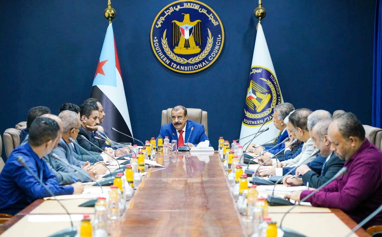 هيئة رئاسة الانتقالي تحذّر من استمرار الجمود تجاه الوضع الاقتصادي المُنهار