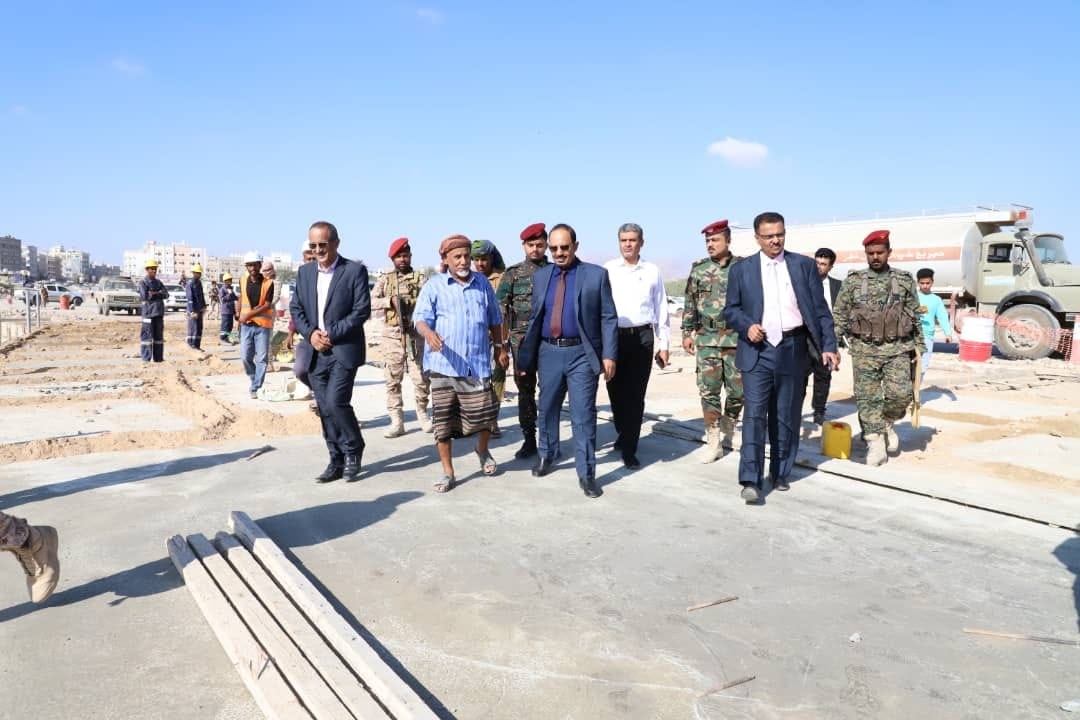محافظ حضرموت يتفقد المراحل الأخيرة لإنجاز مشروع جسر بويش الأرضي