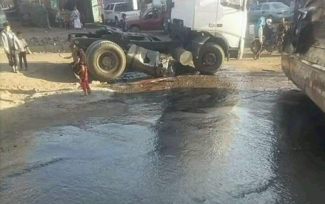 خبير يكشف حقيقة المادة المحملة داخل قاطرة انقلبت وسط اليمن ويحذر من الاضرار بسمعة العسل اليمني