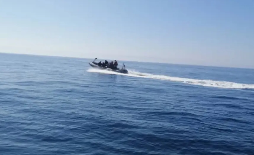 بطلب يمني.. جيبوتي تتحفظ على زورق أطلق النار على دوريات خفر السواحل اليمنية وقتل جندياً