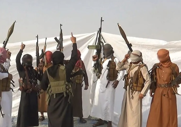 شاهد- تنظيم متطرف ينشر صورا لمبايعة زعيم جديد له في اليمن