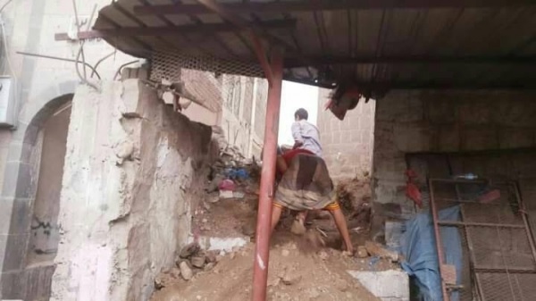 قيادي في ميليشيا ايران يعتدي على باحة مسجد وسط اليمن ويضمه إلى منزله