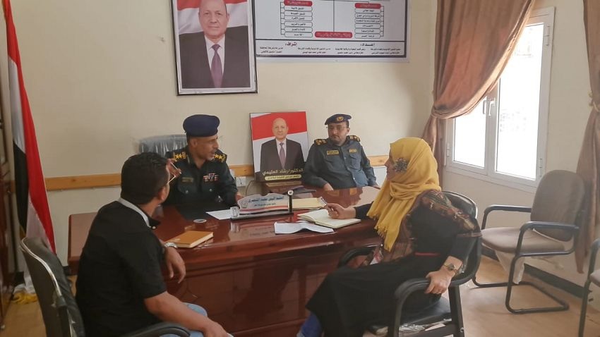 فريق لجنة تحقيق حكومية يطلع على أوضاع السجناء في تعز