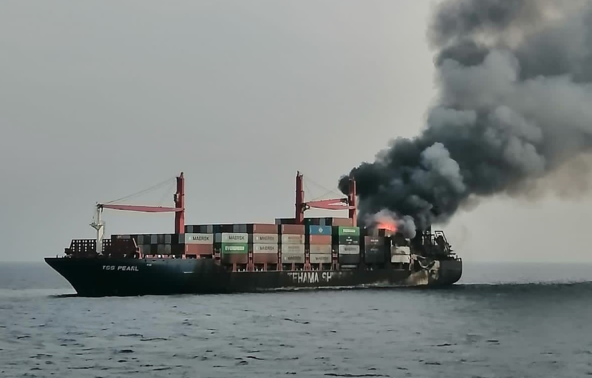 القوات السعودية تنقذ طاقم سفينة تعرضت لحريق أثناء إبحارها في مياه البحر الأحمر
