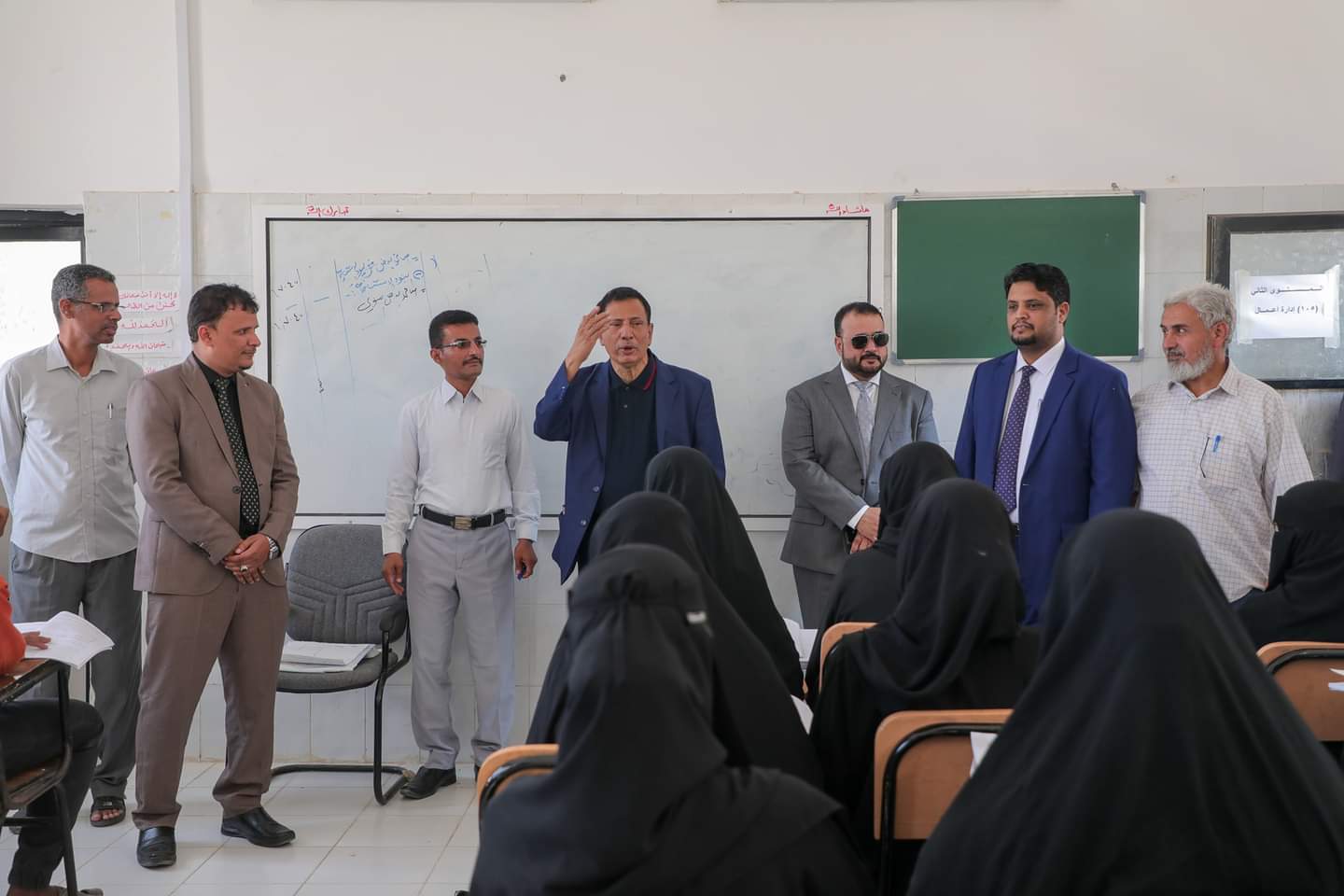وزير الأشغال ومحافظ المهرة يتفقدان العملية التعليمية في كليتي العلوم التطبيقية والتربية