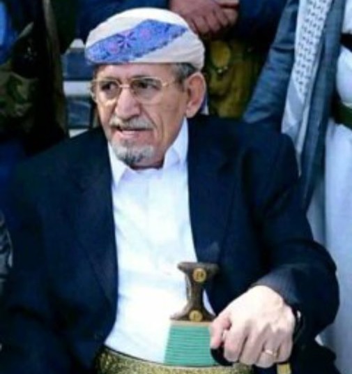 شاهد.. اللحظات الأولى لوصول جثمان الشيخ صادق الاحمر إلى صنعاء - (فيديو)