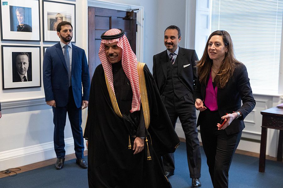 وزير خارجية السعودية يستعرض في طاولة مستديرة ببريطانيا جهود المملكة لدعم الأمن والتنمية في اليمن