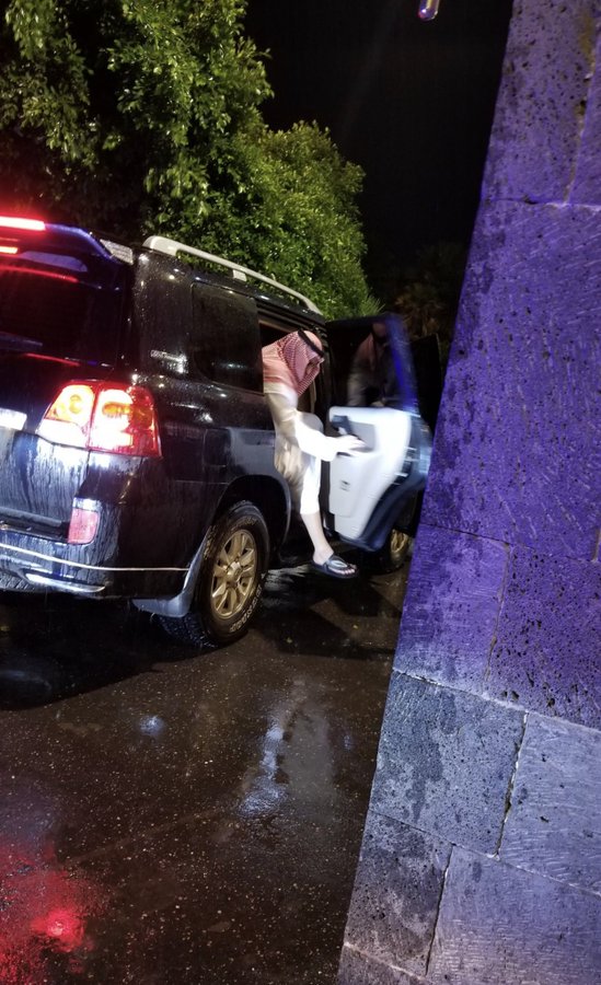 عاجل.. وصول وفد سعودي برئاسة السفير محمد آل جابر الى صنعاء