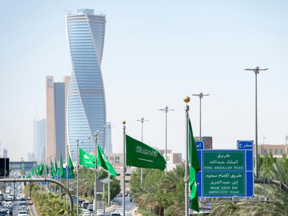 السعودية تبدأ توطين عدد من المهن والأنشطة في المدينة المنورة ومنطقة حدودية مع اليمن