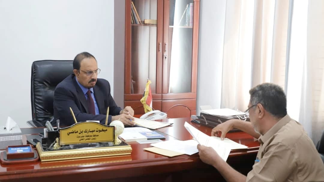 محافظ حضرموت يبحث سبل تفعيل مشاريع كهرباء الريف