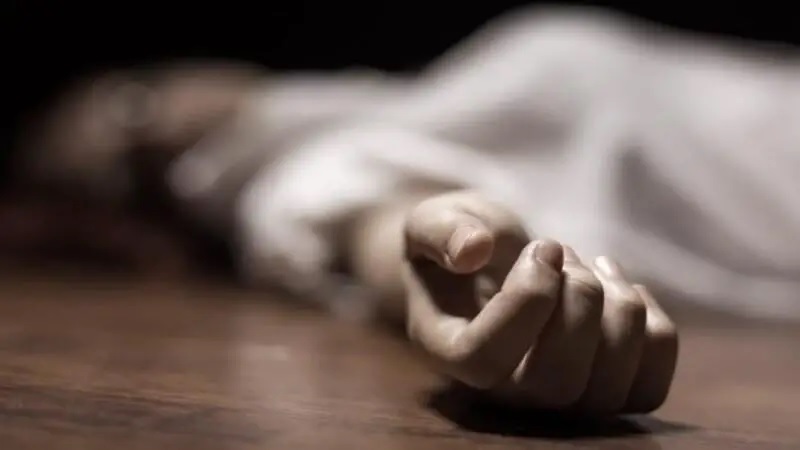 قتل زوجته وابنته وشرع في قتل 4 أخريات نقلن إلى المستشفى بحالة حرجة (تفاصيل مروعة)