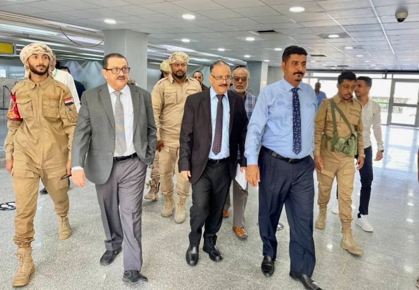 وزير النقل يتفقد المواقع المقترحة لإنشاء مركز الصيانة الاقليمي للطائرات في عدن
