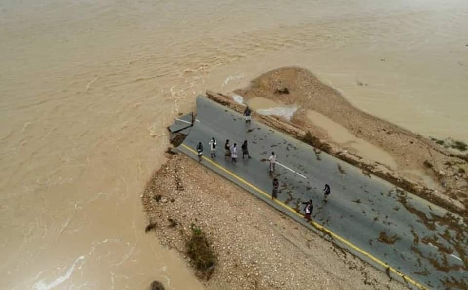 المهرة.. مسؤول محلي يدعو إلى تدخل حكومي عاجل لإصلاح الطرقات المتضررة جراء الاعصار تيج