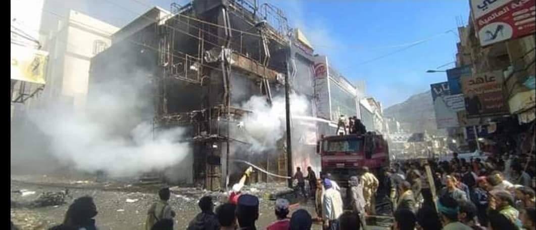 حريق هائل يلتهم محلاً تجارياً وسط مدينة إب  - (فيديو)