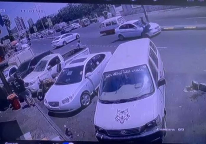 شاهد بالفيديو.. لحظة تعرض شرطي مرور للدهس في عدن