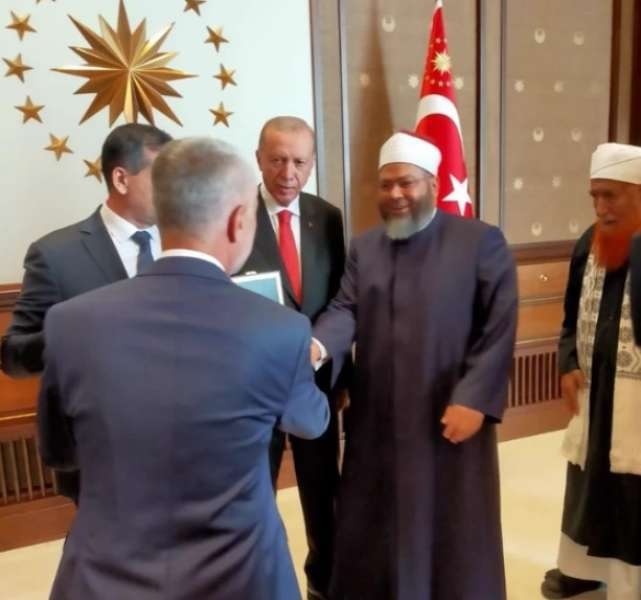 الزنداني يظهر إلى جوار أردوغان وهذا ما عرضه عليه