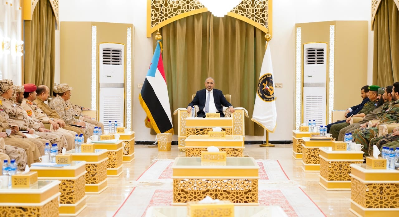 الزبيدي يرأس اجتماعاً للقيادات الامنية والعسكرية في لحج