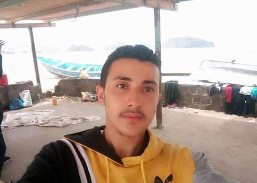 مشهد مروع.. لحظة مقتل شاب برصاص مسلح في عدن - (فيديو) 