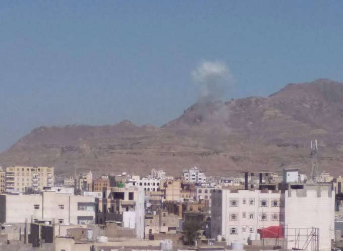 انفجار عنيف يهز معسكرا جنوب صنعاء ومصدر يكشف السبب
