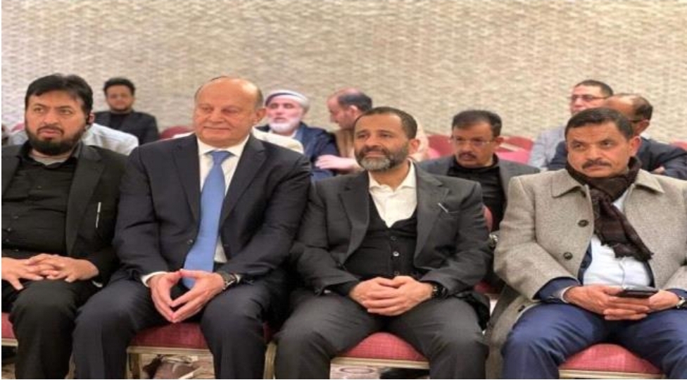 حقيقة ظهور الرئيس السابق عبد ربه بجوار الشيخ حميد الأحمر أثناء العزاء"صورة"