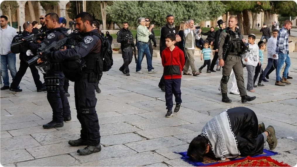 شاهد بصوره#المسجد الأقصى.. صائمون يصلون وفوهة بندقية الاحتلال موجَّهة إليهم