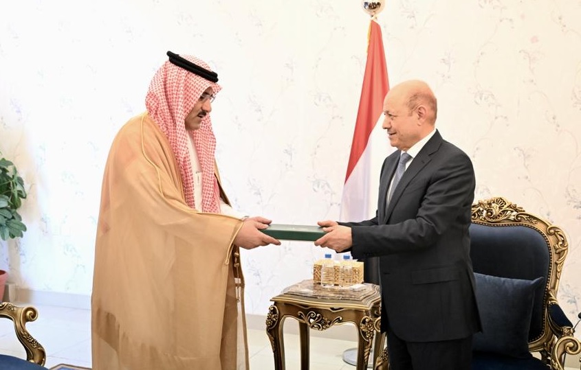 رئيس مجلس القيادة الرئاسي اليمني يتسلم رسالة من العاهل السعودي