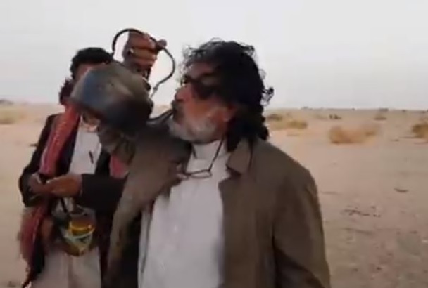 العكيمي يحضر قهوته بالطريقة البدوية على أنغام شيلة حزينة في فيلته بتركيا - (فيديو)