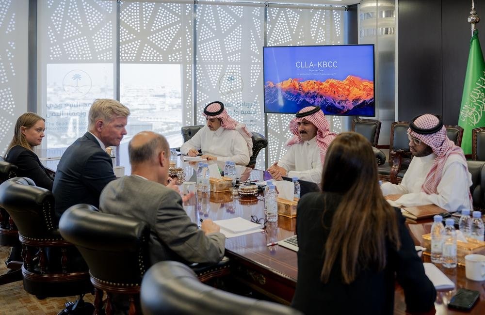 آل جابر يبحث مع المبعوث الاممي سبل التوصل إلى حل سياسي شامل لإنهاء الأزمة اليمنية