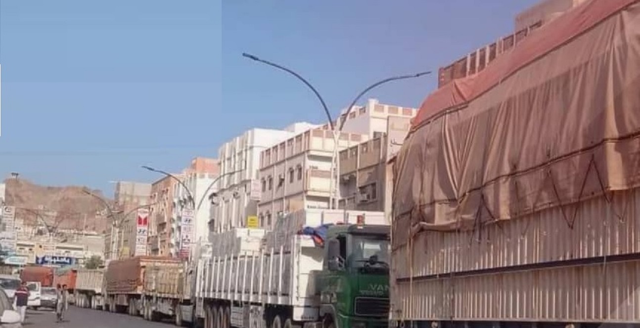 حضرموت.. جنود يقطعون الطريق ويحتجزون الشاحنات احتجاجاً على توقف مرتباتهم