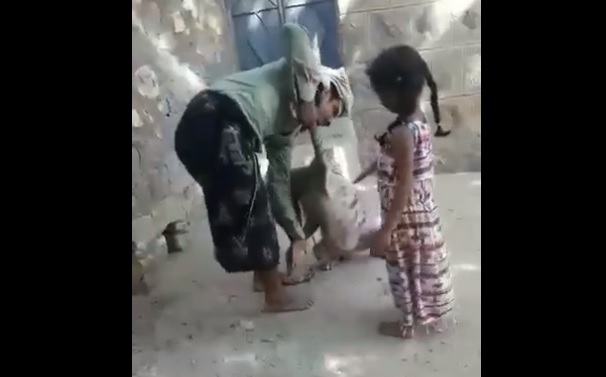 مشهد مرعب.. يمني وطفلته يرقصان مع حيوان مفترس (فيديو)